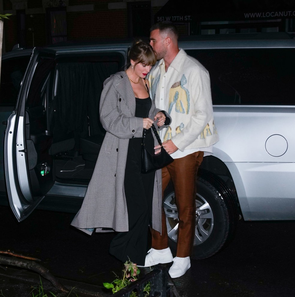 Taylor swift e travis kelce chegam em festa de m os dadas