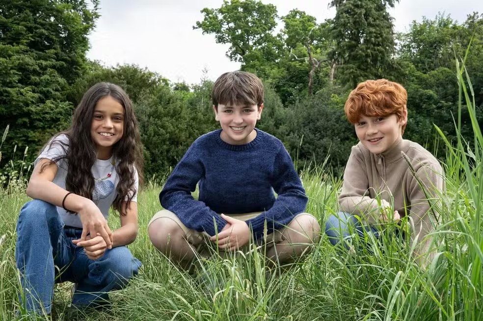 Dominic McLaughlin como Harry Potter, Arabella Stanton como Hermione Granger e Alastair Stout como Ron Weasley — Foto: Divulgação