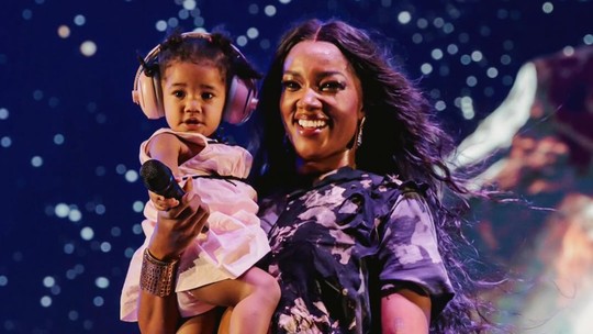 Iza fala sobre saudade da filha quando está trabalhando: 'É como se faltasse uma parte do corpo'