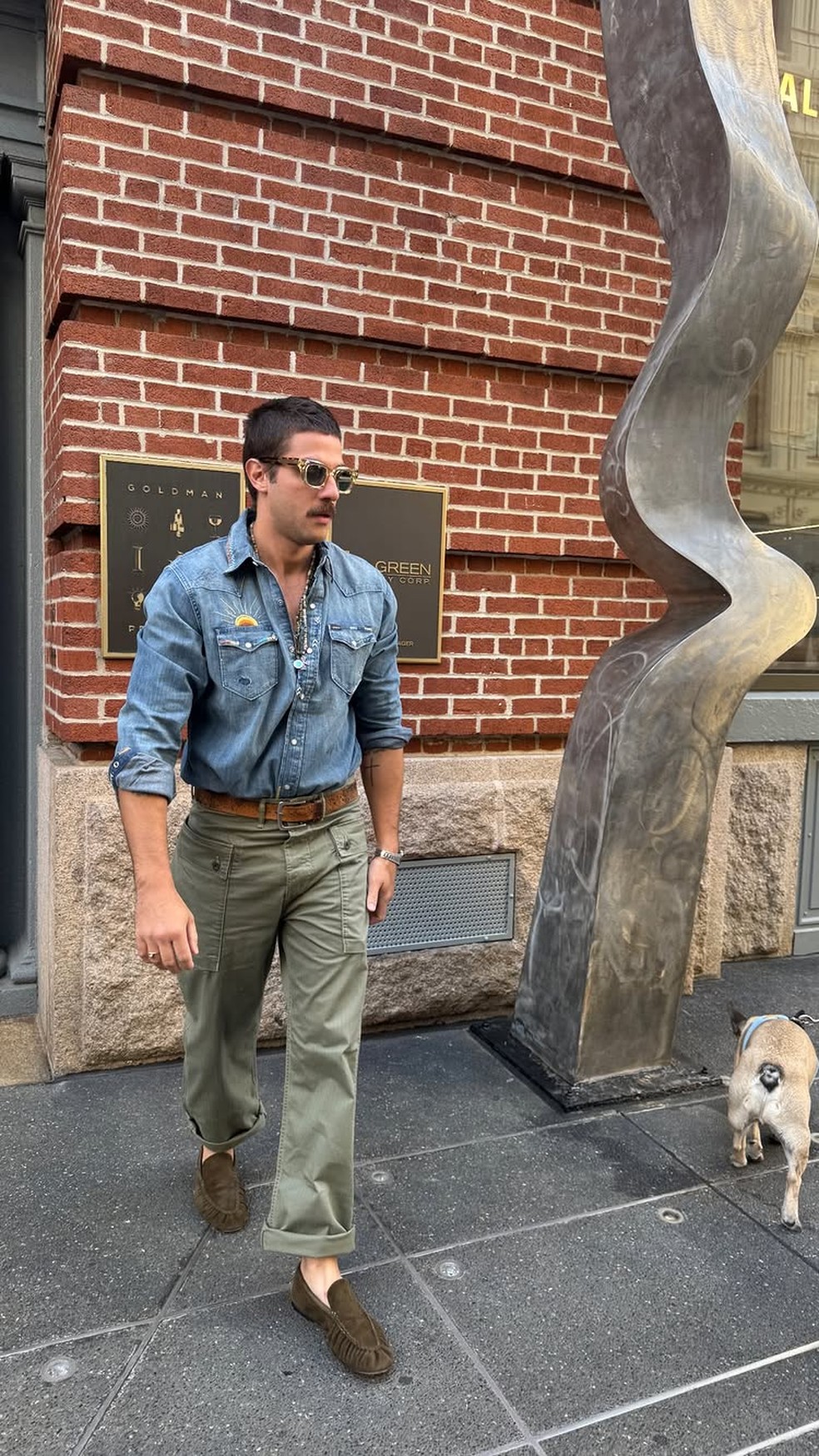 Laura Neiva curte passeio em Nova York com Chay Suede e a filha — Foto: Reprodução/Instagram