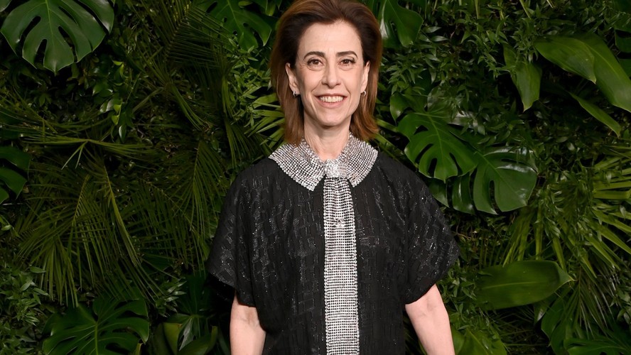 Fernanda Torres aposta em look grifado com gravata rara de R$ 116 mil