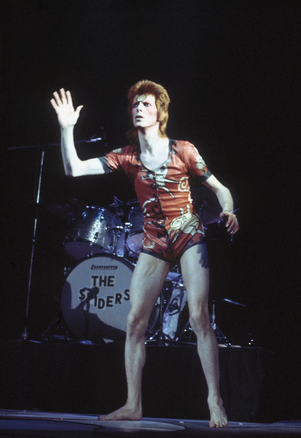 David Bowie com macacão criado por Kansai Yamamoto — Foto: Getty Images