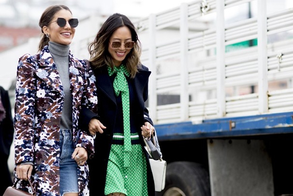 Floral com fundo escuro é hit neste inverno! Camila Coelho aprova (Foto: IMaxTree) — Foto: Glamour
