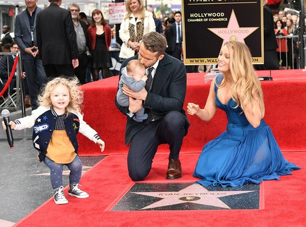 Ryan Reynolds, Blake Lively e os dois filhos (Foto: REX/Shutterstock) — Foto: Glamour