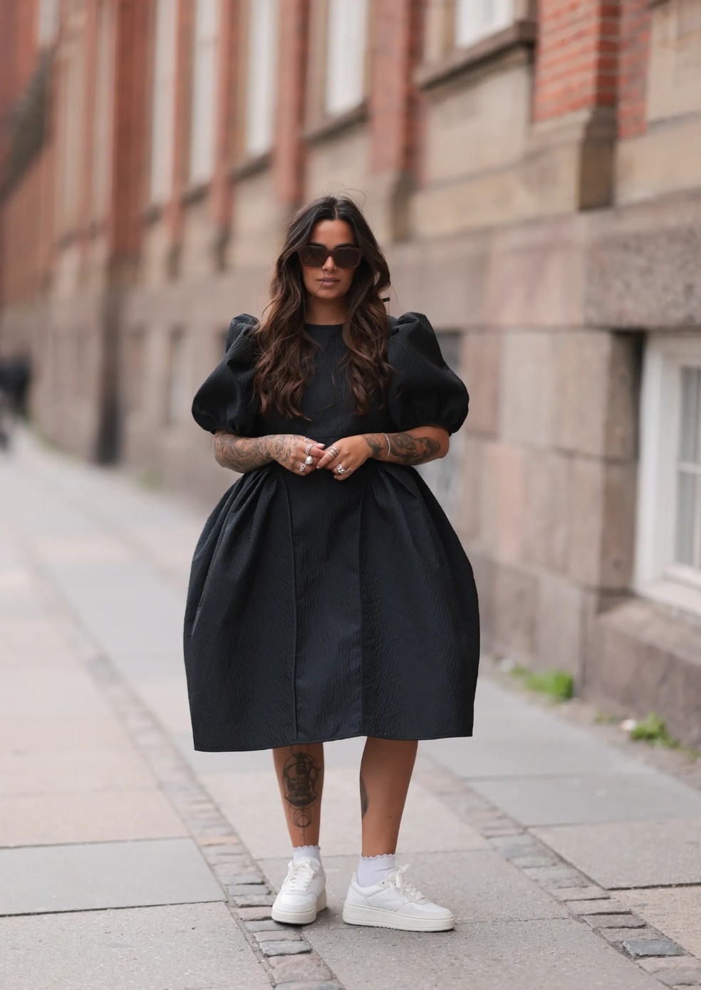 Como usar tênis com vestido sem perder o estilo — Foto: Getty Images