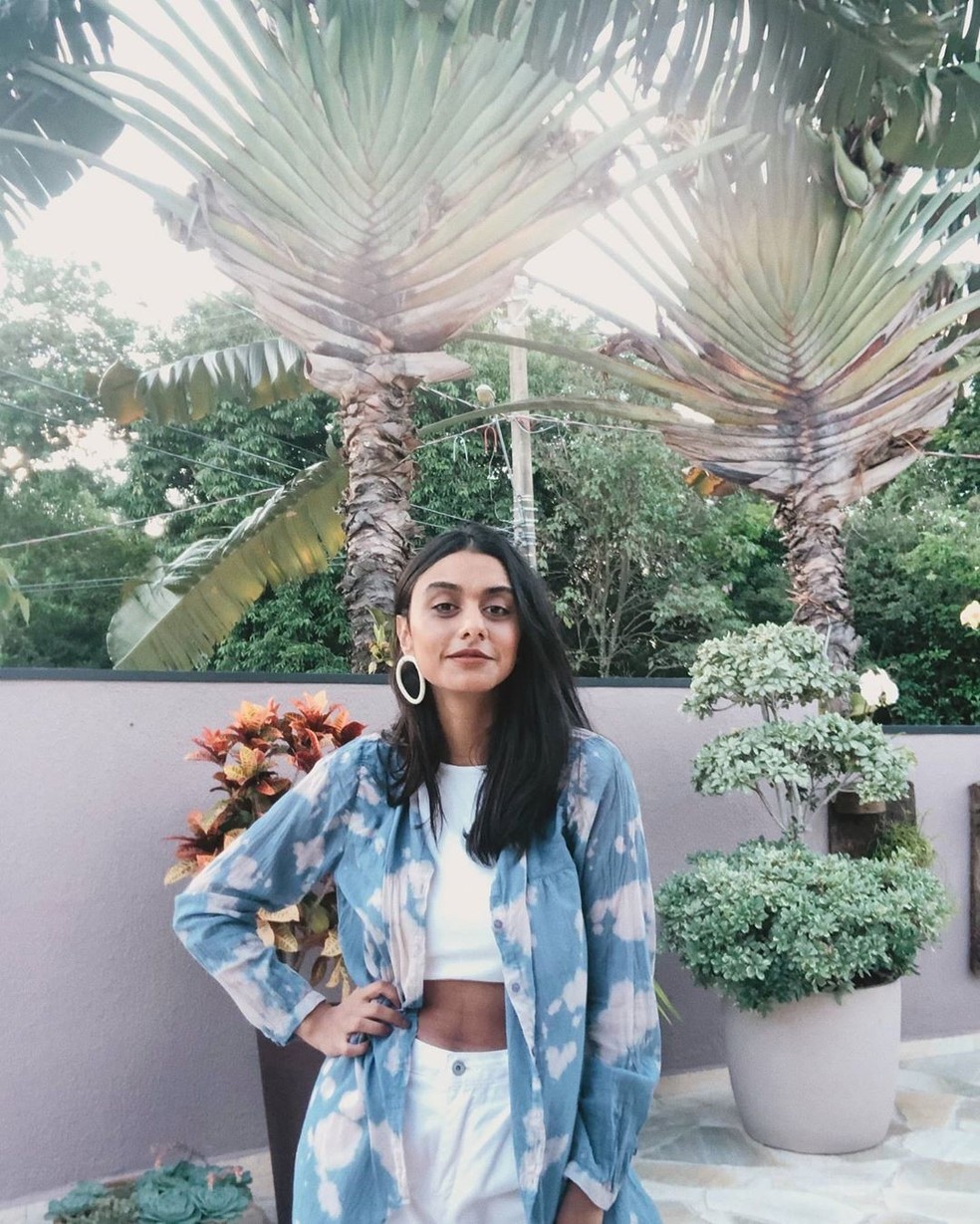 Nossa produtora de conteúdo de moda Julia Carneiro e seu lookinho tie-dye feito em casa. Que tal? (Foto: Reprodução Instagram) — Foto: Glamour
