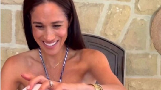 Meghan Markle usa look de marca brasileira em gravação