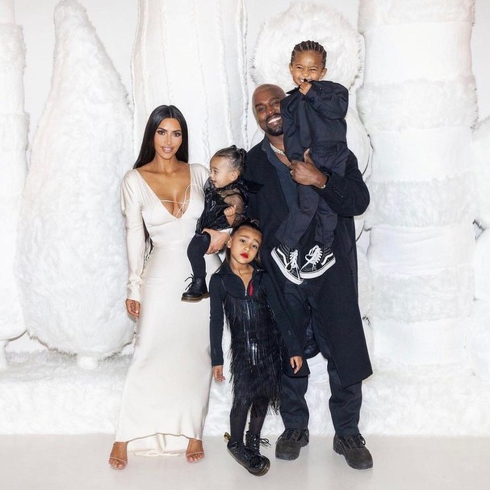 Kim e Kanye posam com Saint, North e Chicago (Foto: INstagram/reprodução) — Foto: Glamour
