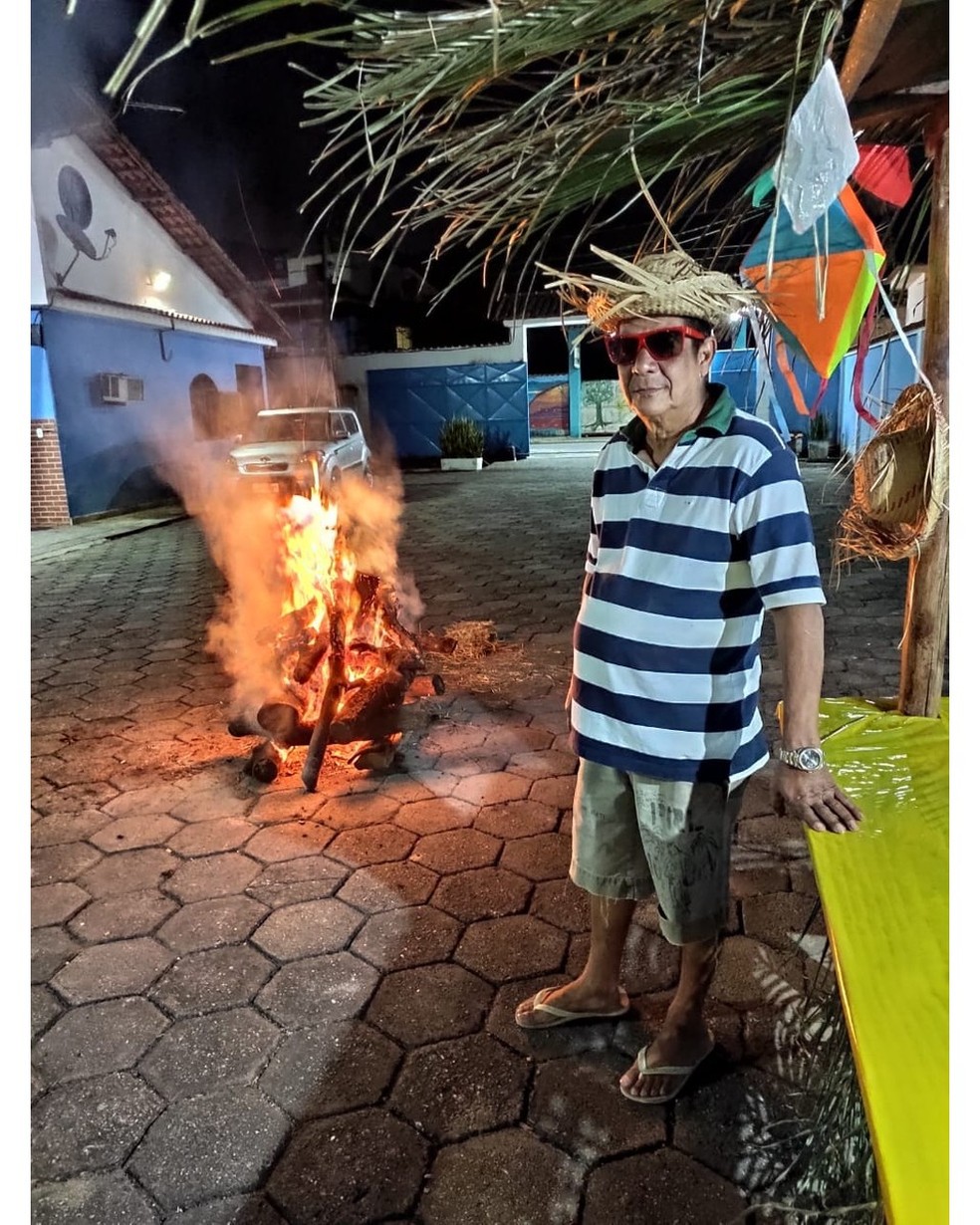 Zeca Pagodinho faz festa julina em casa: Quem disse que não ia ter  arraiá?