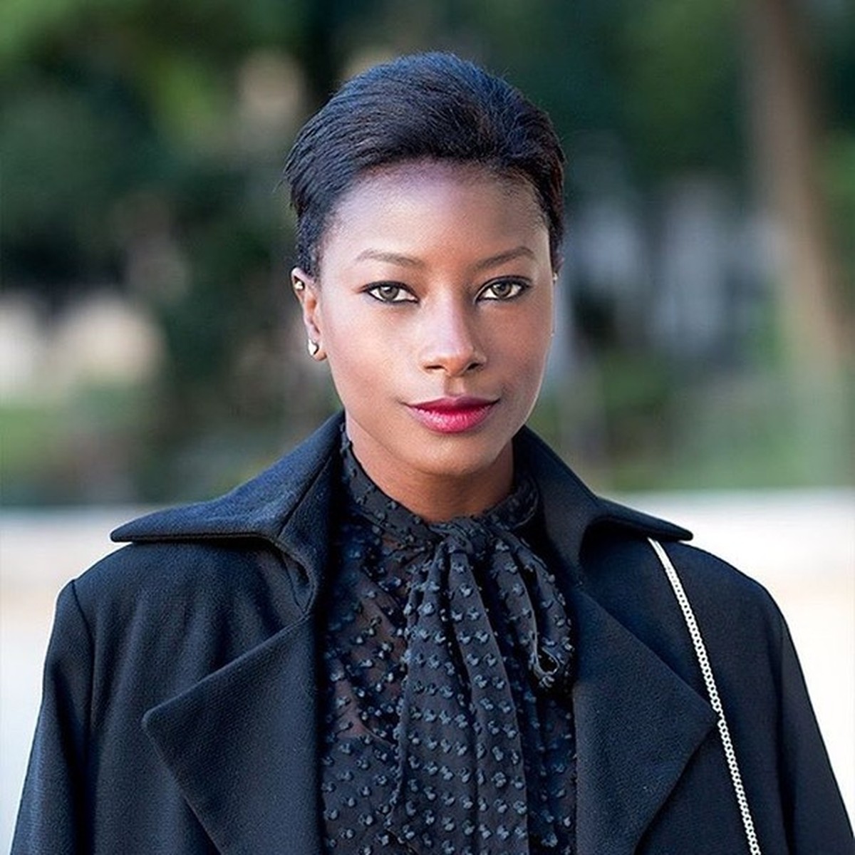 Em ensaio viral, modelo negra recria anúncios pra pedir mais ...