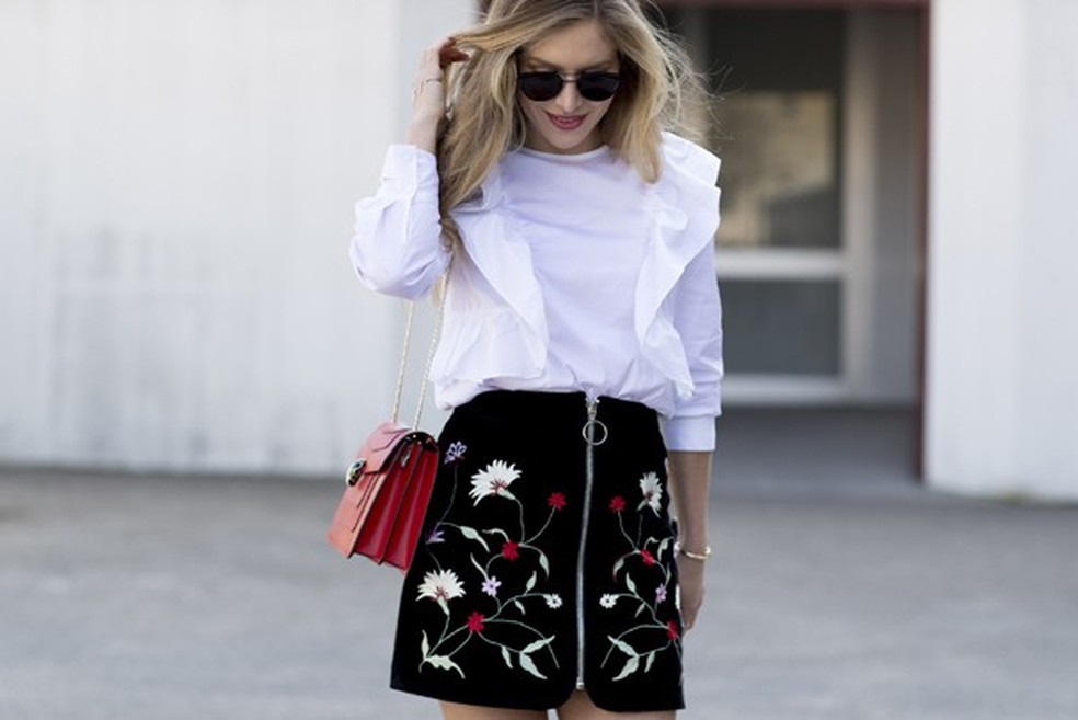 Floral com fundo escuro é hit neste inverno! (Foto: IMaxTree) — Foto: Glamour