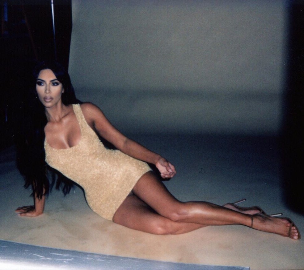 O bronze de Kim deu ainda mais brilho ao dourado (Foto: Reprodução Instagram) — Foto: Glamour