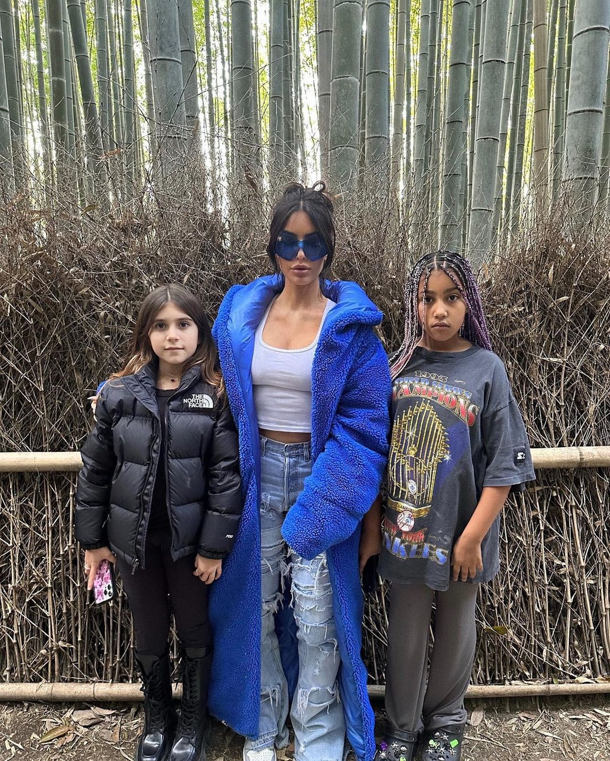 キム・カーダシアン、子供たちと日本旅行中にアルバムを開封 | 有名人