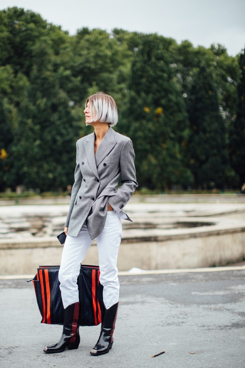 O que Demna fez? A sacola de feira virar it bag. Curte a ideia? (Foto: Imaxtree) — Foto: Glamour