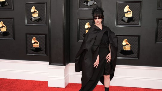 Grammy 2022: Billie Eilish chega ao tapete vermelho; confira look