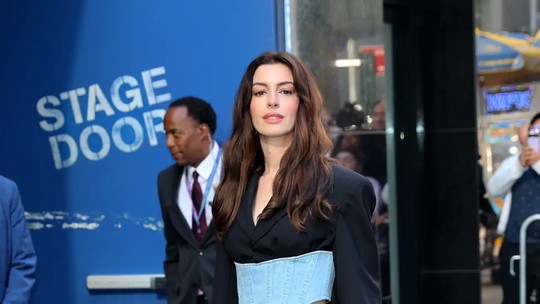 Anne Hathaway usa três das tendências mais quentes da vez em um único look
