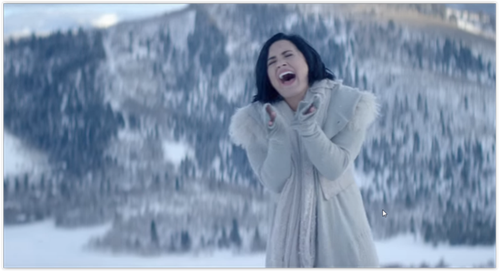 Tá frio, né, Demi? (Foto: Reprodução) — Foto: Glamour