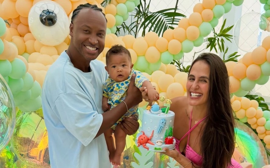 Carol Peixinho e Thiaguinho com Bento
