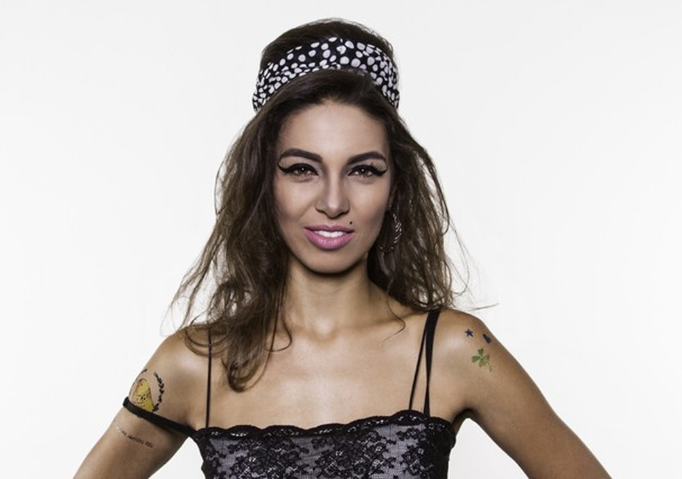Nossa Amy Winehouse ganhou tatuagens fake pra pular o Carnaval (Foto: David Mazzo) — Foto: Glamour