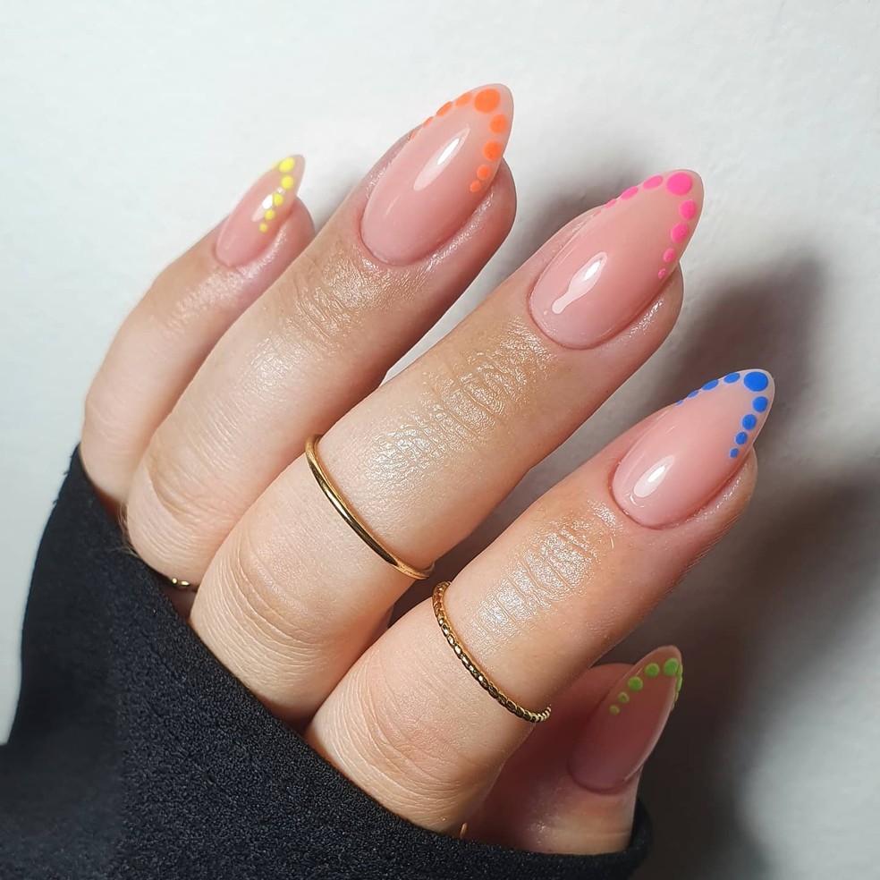 Unhas de poá são a tendência de manicure perfeita para o verão — Foto: @ar_beautybox