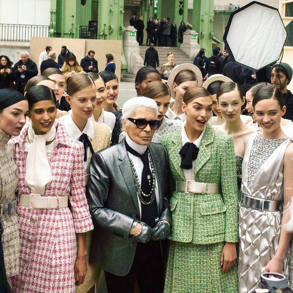 Karl Lagerfeld e seu time de modelos no Instagram da Chanel (Foto: Instagram/Reprodução) — Foto: Glamour
