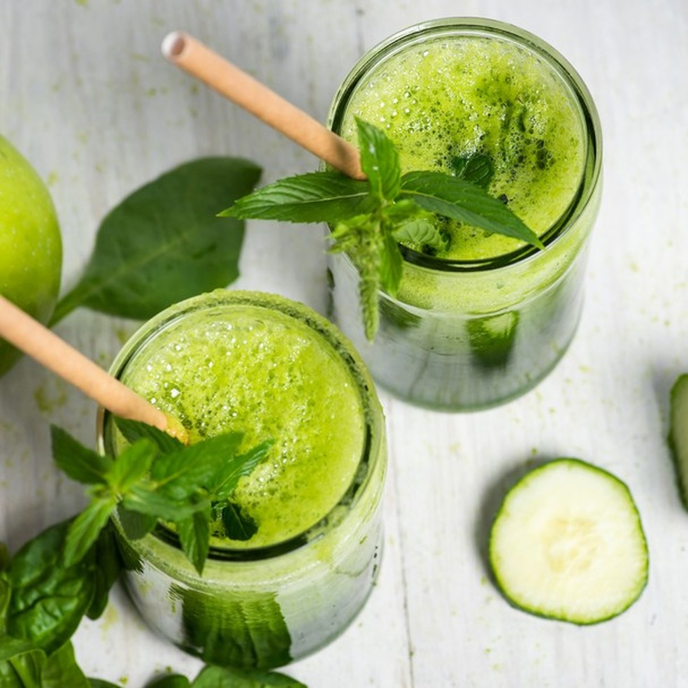 Prepared diet smoothie with cucumber apple and parsley and green vegetables in a glass. Detox healthy green with a large variety of fruits and vegetables (Foto: Getty Images/iStockphoto) — Foto: Glamour