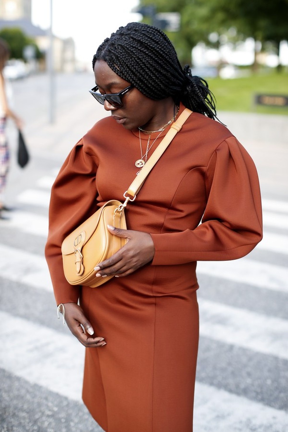 A bolsa é da Dior e o óculos Saint Laurent (Foto: Getty Images) — Foto: Glamour