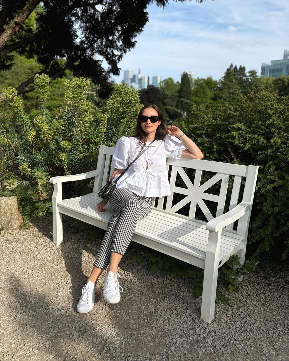 Looks com blusa de manga bufante — Foto: @annalovessilk