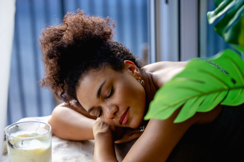 Óleos essenciais também podem ser usados em massagens — Foto: Getty Images
