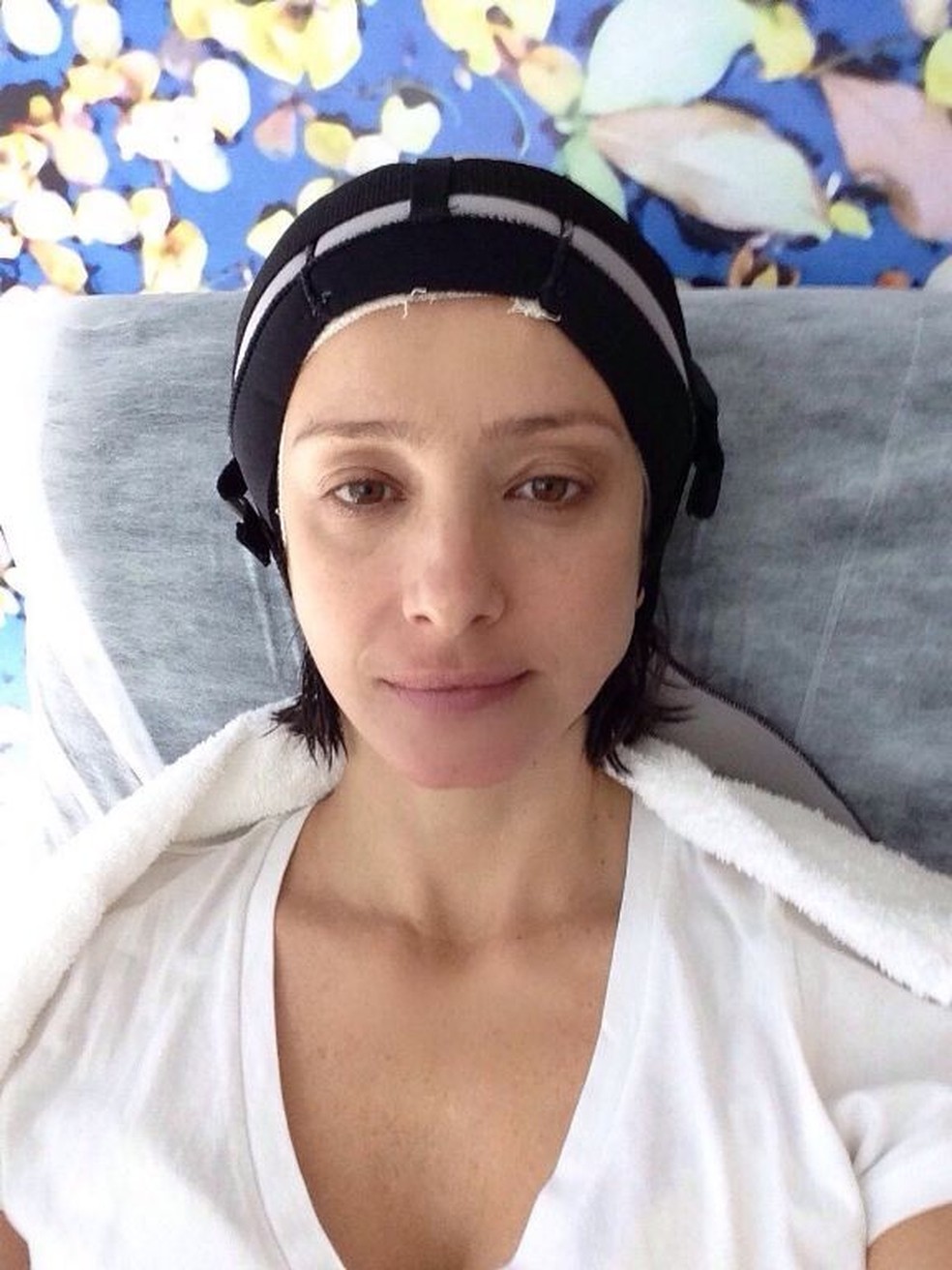Sabrina Parlatore usa touca durante quimioterapia (Foto: Arquivo Pessoal) — Foto: Glamour