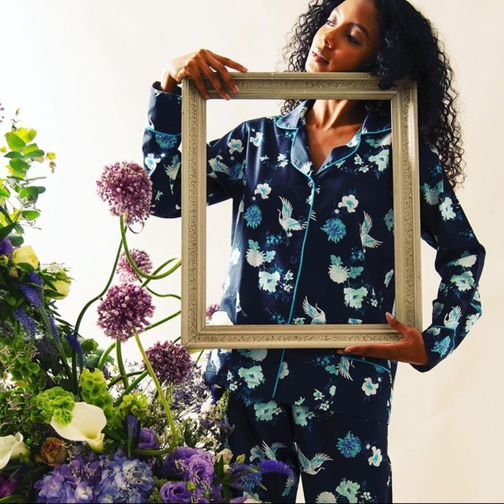 Floral de fundo escuro ganha charme extra na versão Blue Garden, de algodão, da Lillas en Provence (R$ 628,90 no site da marca) (Foto: Reprodução/Instagram) — Foto: Glamour