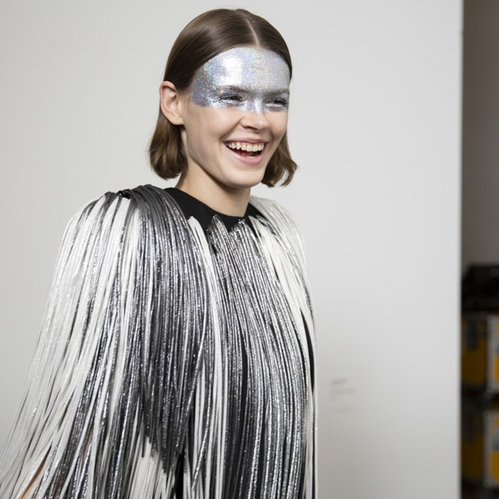 Beauty crush: o rosto glitterizado no desfile de alta costura da Givenchy (Getty Images) — Foto: Glamour
