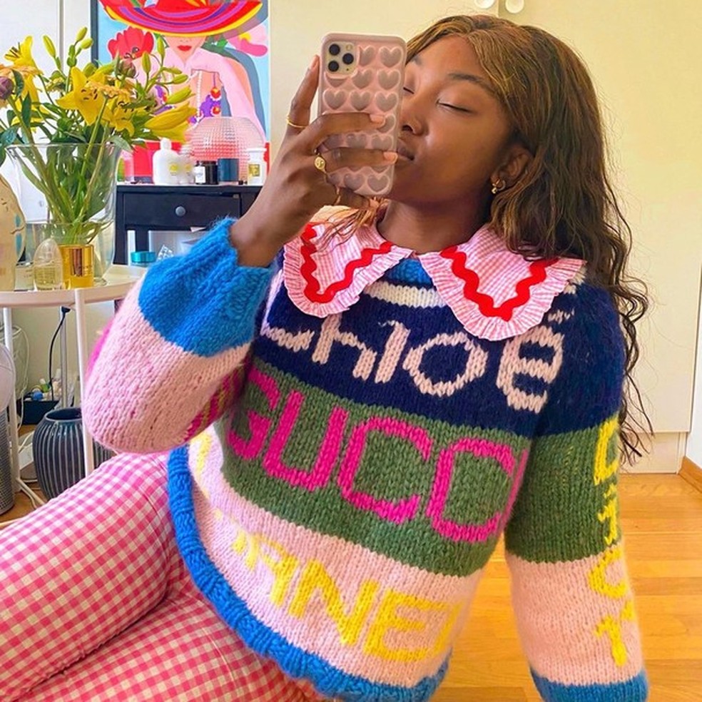 Nnenna Echem nos ensinando a amar tricô colorido (Foto: Reprodução Instagram) — Foto: Glamour
