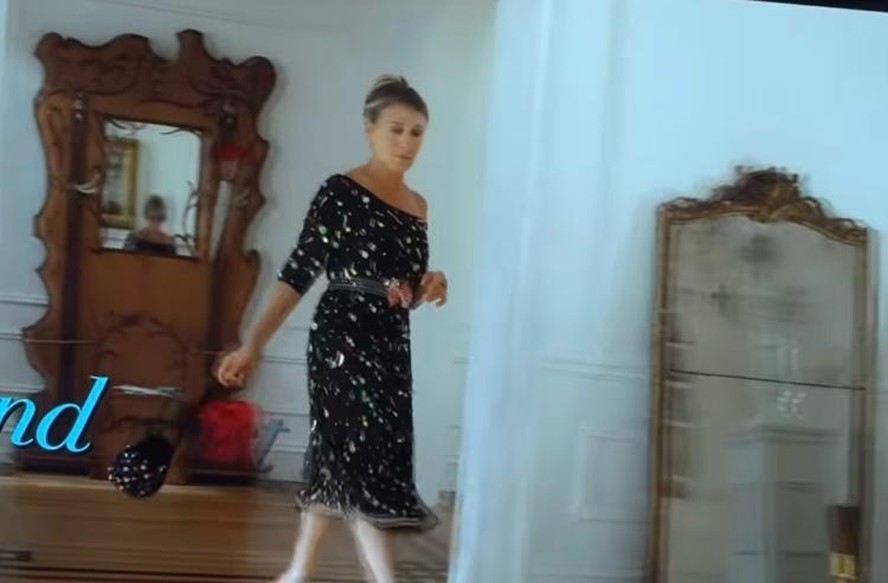 Carrie Bradshaw usa vestido assinado por Isabela Capeto