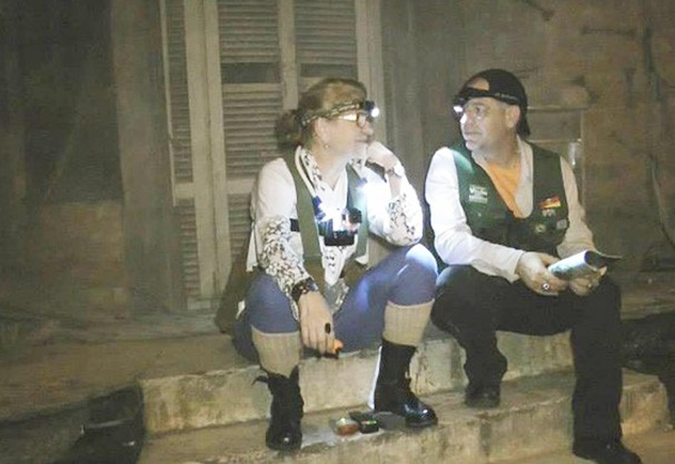 Rosa e João em ação durante uma averiguação noturna (Foto: Reprodução / Facebook) — Foto: Glamour