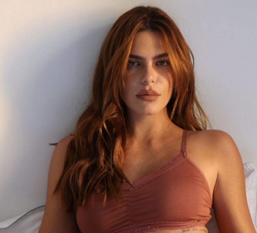 Mariana Goldfarb esbanja beleza ao posar de lingerie