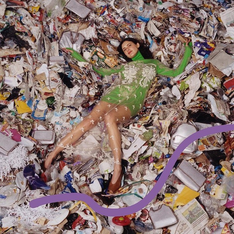 Stella McCartney propõe reflexão sobre o desperdício na indústria fashion em sua campanha de inverno 2018 (Foto: Divulgação) — Foto: Glamour