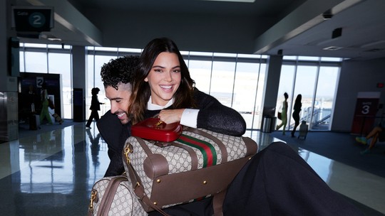 Kendall Jenner e Bad Bunny posam juntos para cliques de moda