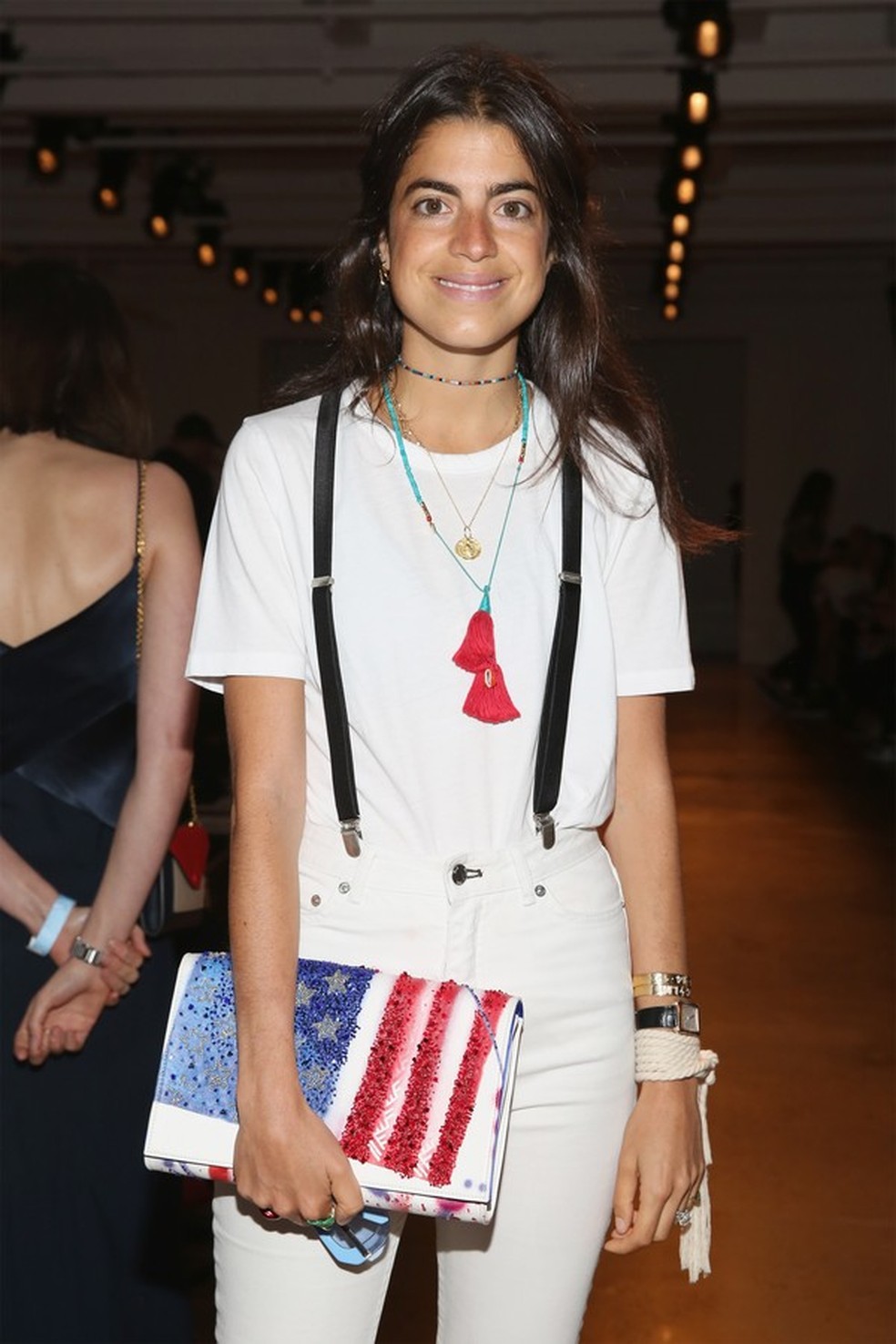 Segura, Leandra! Adoramos o suspensório na produção total white (Foto: Getty Images) — Foto: Glamour