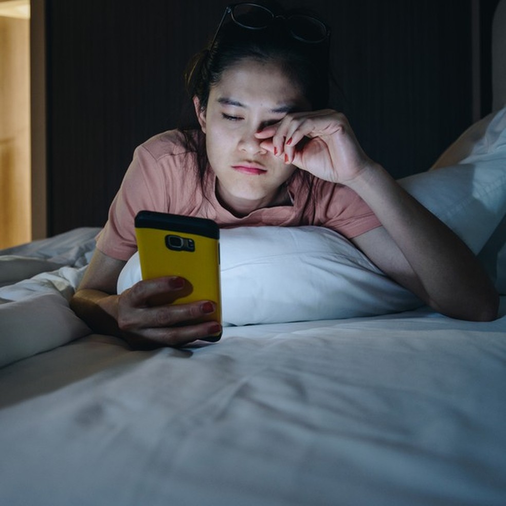 A "procrastinação na hora de dormir” é real, de acordo com psicólogos (Foto: Getty Images) — Foto: Glamour