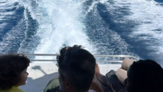 Em Ibiza, Bruno Gagliasso e Giovanna Ewbank curtem passeio de barco com os filhos