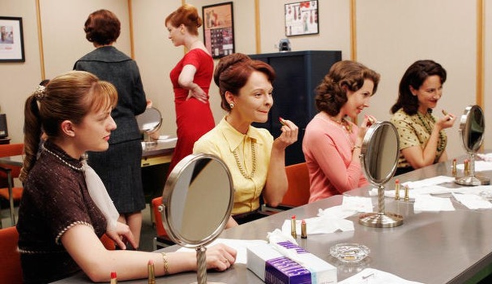 Olha as secretárias da agência testando o batom Belle Jolie. Parece a Glamour! (Foto: Reprodução) — Foto: Glamour