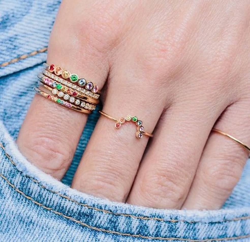 Anel arco-íris é a tendência da vez quando o assunto é acessório (Foto: Pinterest ) — Foto: Glamour