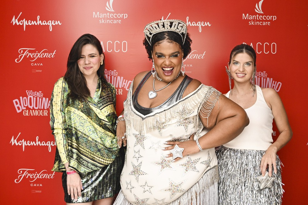 Bielo Pereira, musa do Bloquinho Glamour 2024, entre a redatora-chefe Barbara Tavares e a diretora Renata Garcia — Foto: Glamour | Lu Prezia