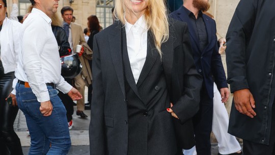 Pamela Anderson marca presença no desfile da The Row, das gêmeas Olsen, na semana de moda de Paris