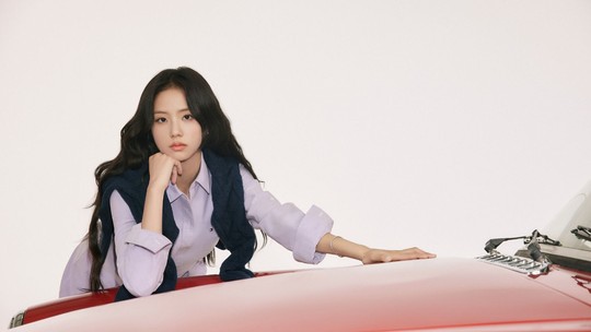 Jisoo revela paixão por designs de carros antigos e estilo preppy: "Transmite elegância, mas sem ser excessivamente sério"