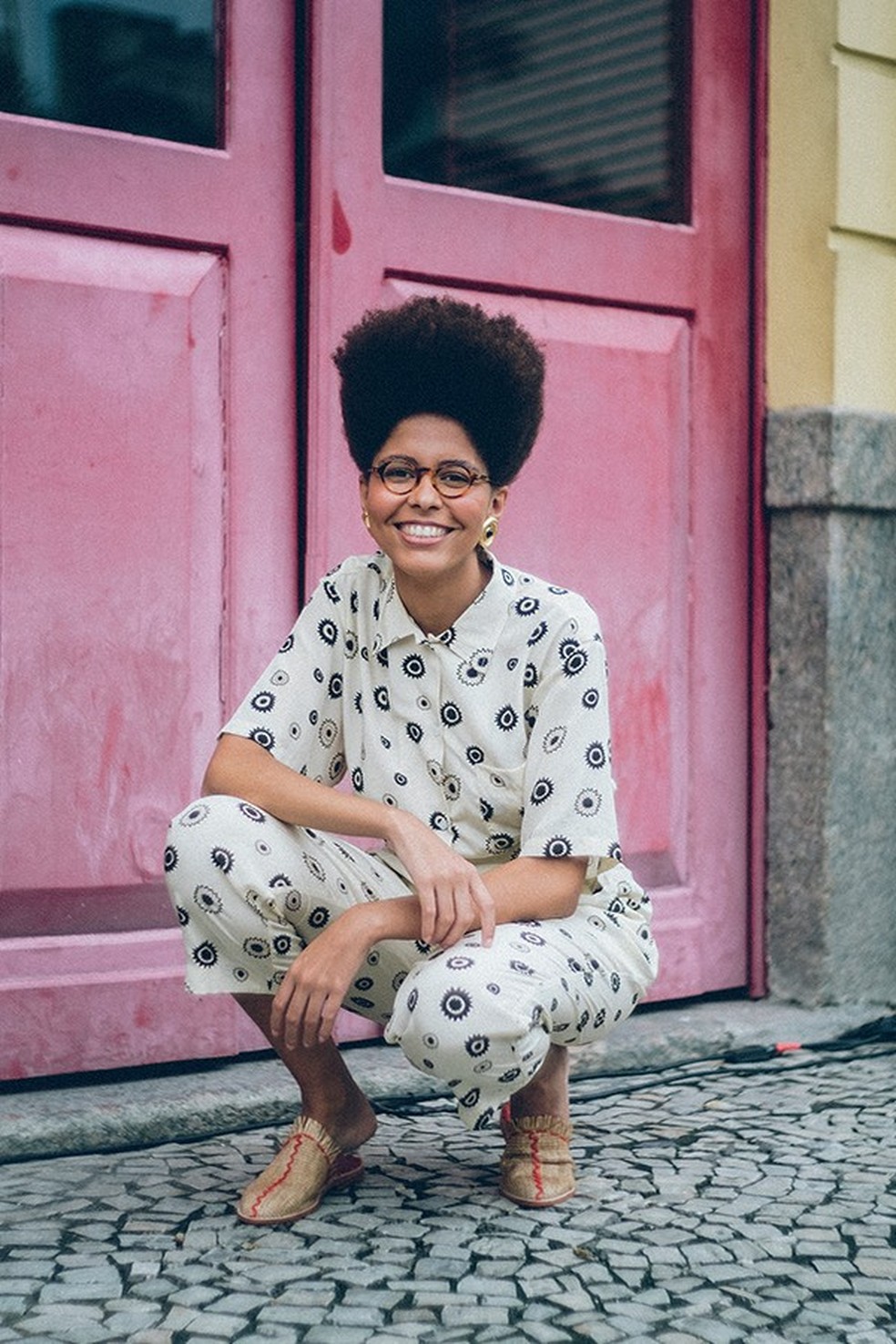 Yasmin veste nas fotos look Betina de Luca + Wai Wai Rio e mule Anas Flats (Foto: Demian Jacob) — Foto: Glamour