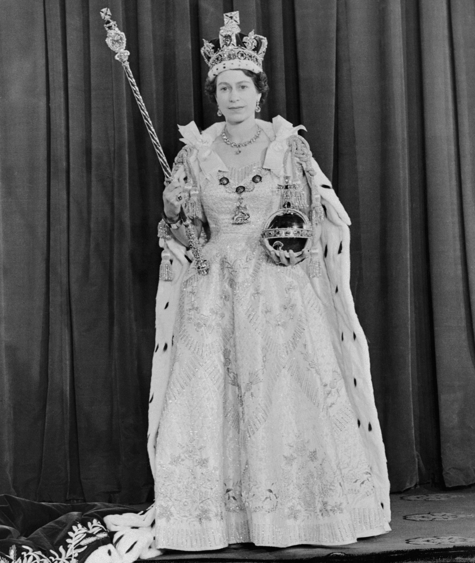 Rainha Elizabeth II em sua coroação em 1953— Foto: Getty Images
