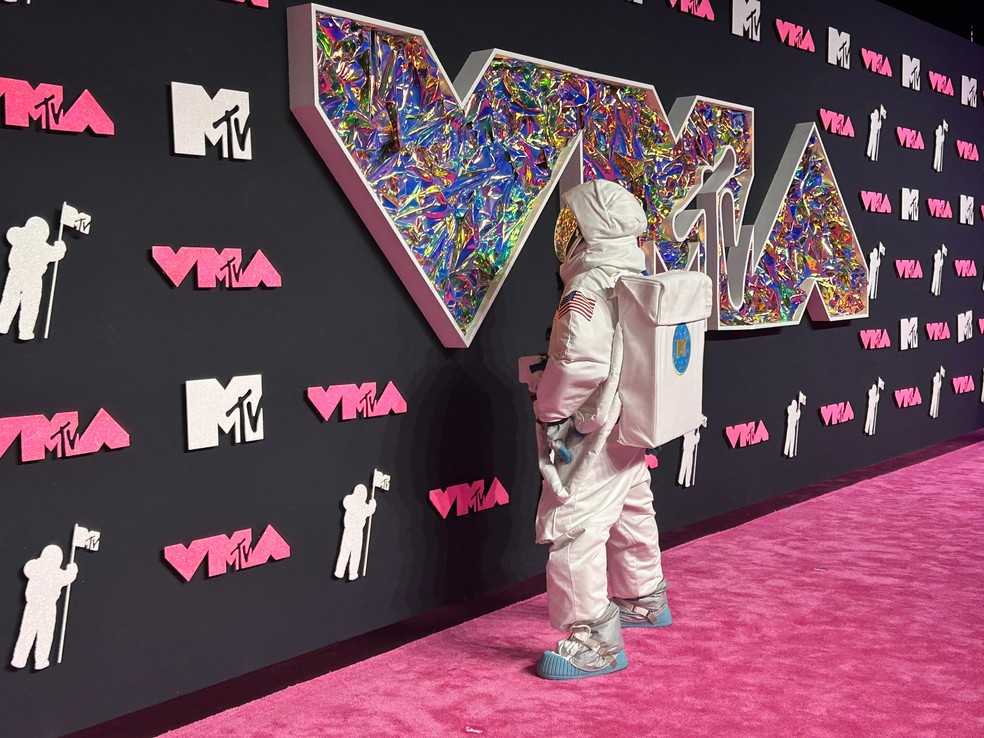 Moon Man, que inspira o troféu do VMA, abre o pink carpet da premiação — Foto: Glamour Brasil