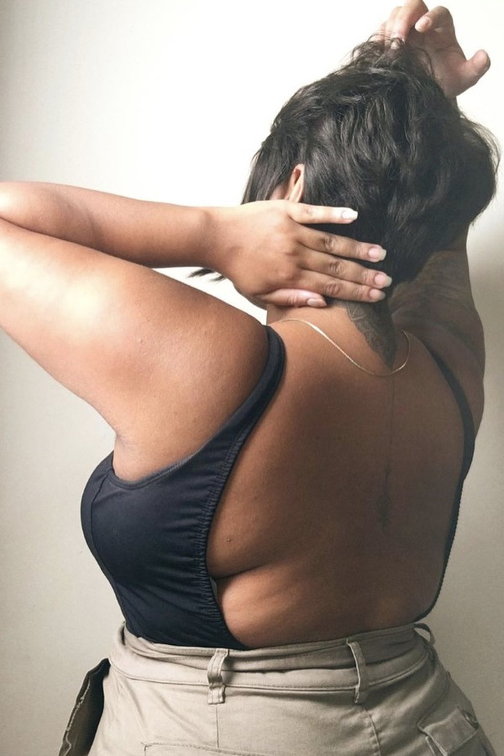 Tendência: decote nas costas (Foto: @larobertita) — Foto: Glamour